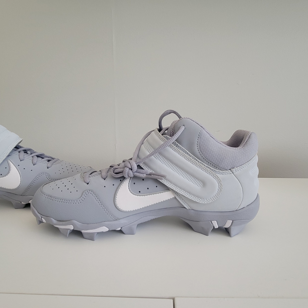 Nike Gray and White Sneakers.Nike Alpha Huarache Varsity Mid Baseball